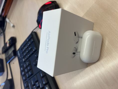 AIRPODS PRO WITH WIRELESS CHARGING CASE