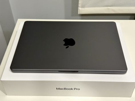 Macbook Pro 14 pulgadas, M1 Max, 32GB RAM, 2TB, Gris espacial